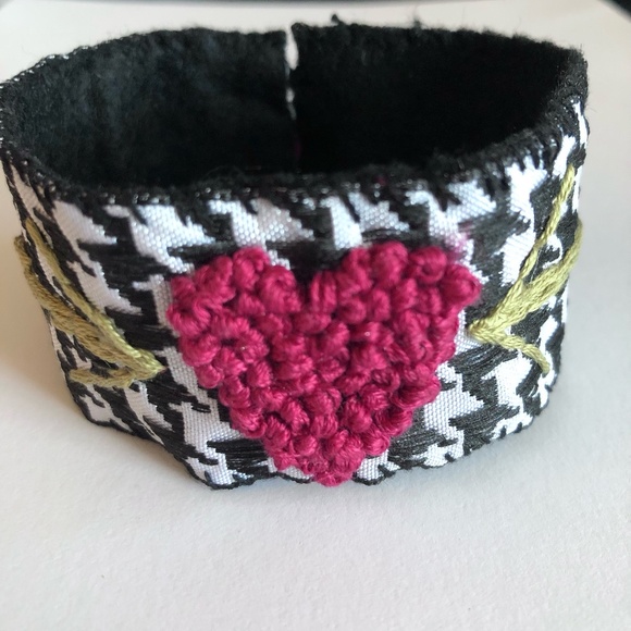 Cuff bracelet Houndstooth Embroidered hand-sewn Hand Crafted heart arrows hugs - Picture 2 of 11